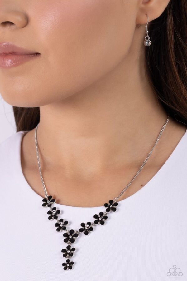 Paparazzi Necklace ~ Flowering Feature - Black